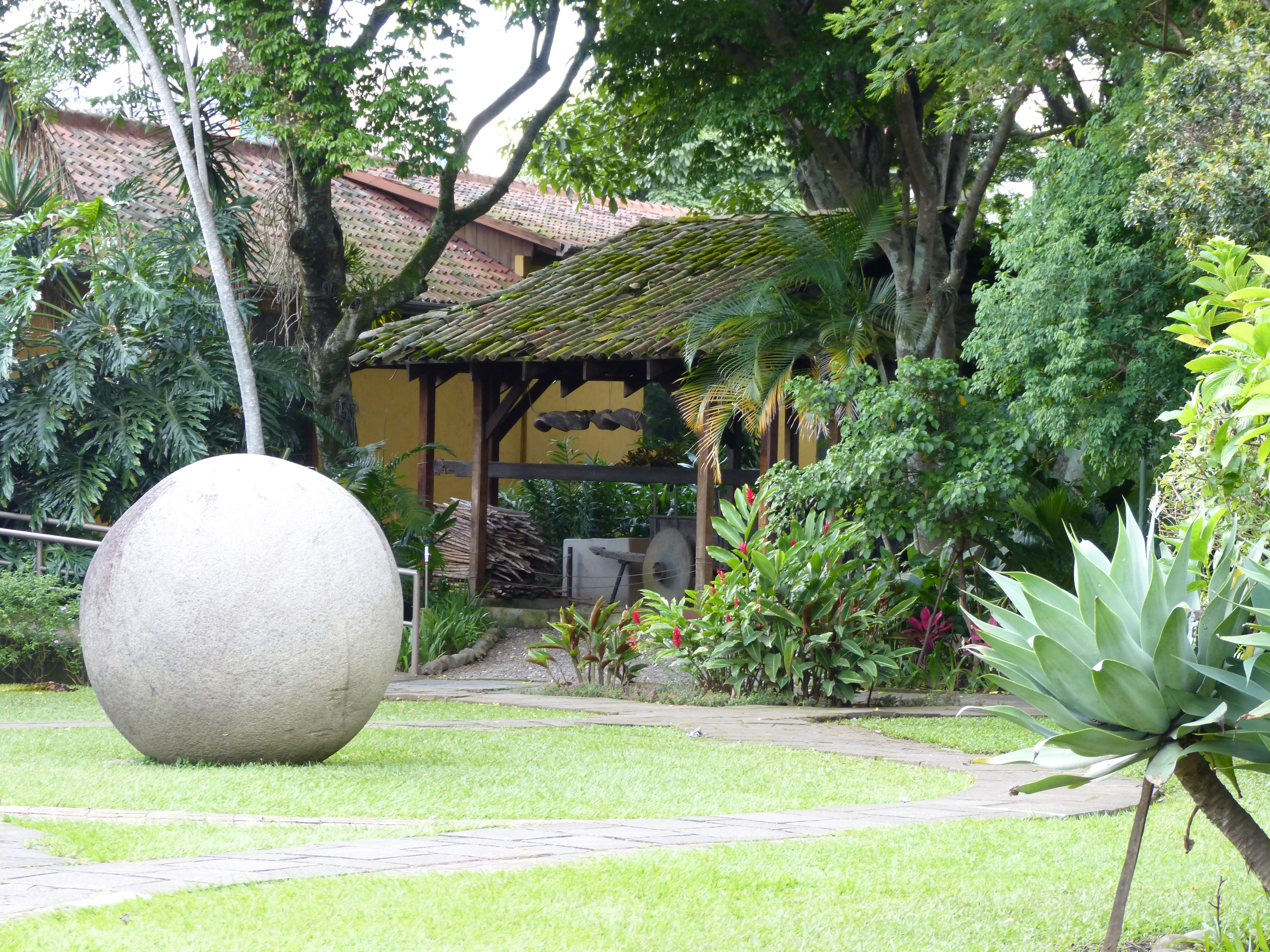 costa rica, isla del caño, sphère précolombienne